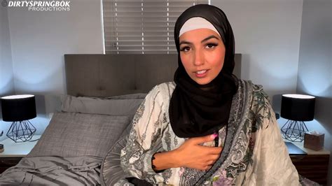 Hijabi Bhabhi Sahara Knite gives Aaliyah Yasin urdu lessons